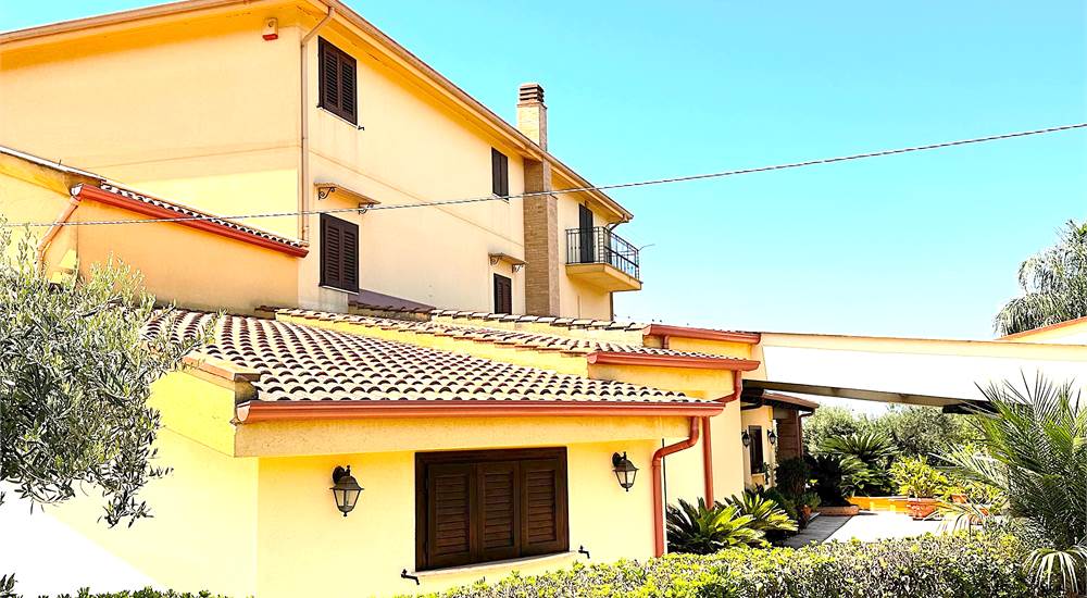 NORTH-EAST FACADE