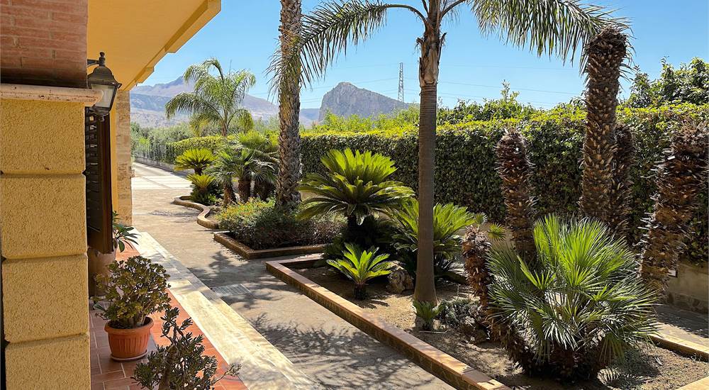 MAIN ENTRANCE GARDEN