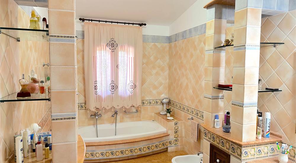GROUND FLOOR MAIN BATHROOM