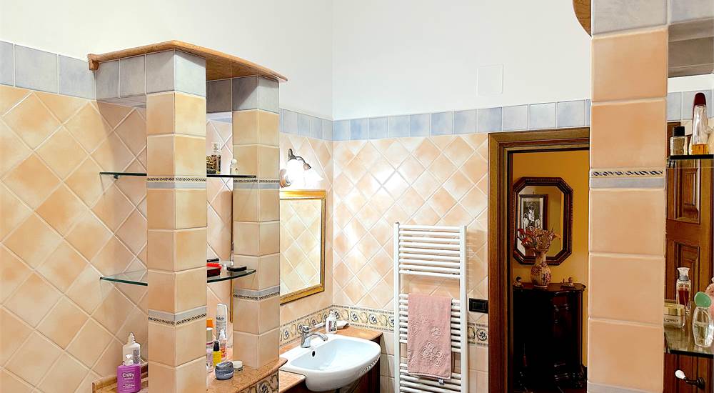 GROUND FLOOR MAIN BATHROOM