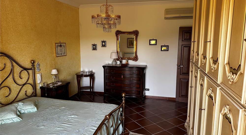 FIRST FLOOR MAIN BEDROOM