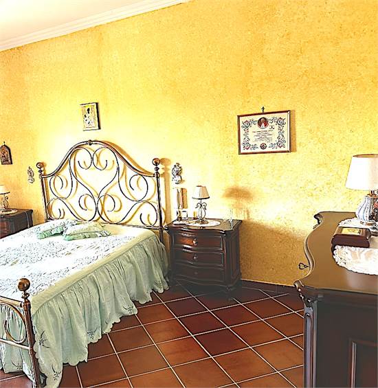 FIRST FLOOR MAIN BEDROOM