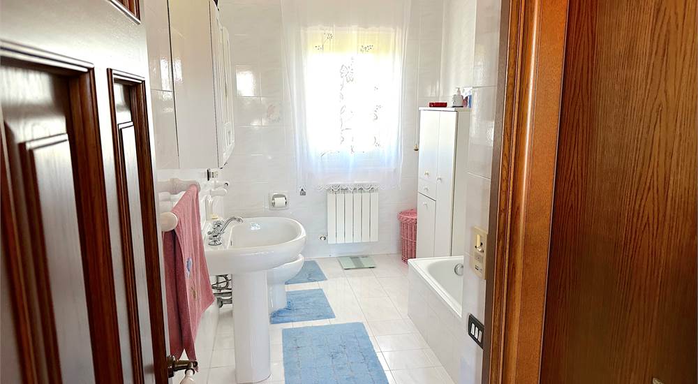 FIRST FLOOR BATHROOM