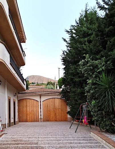 CORTILE LATERALE DI ACCESSO AL MAGAZZINO-BOX