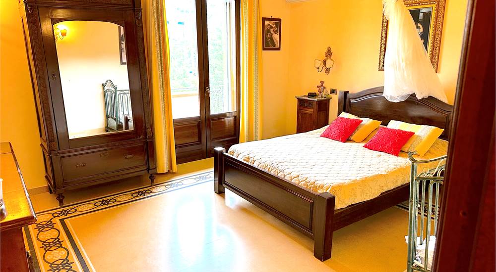 CAMERA DA LETTO MATRIMONIALE CON STANZA ARMADIO