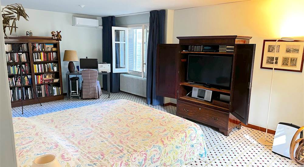 ground floor main bedroom-