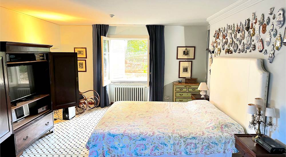 ground floor main bedroom-