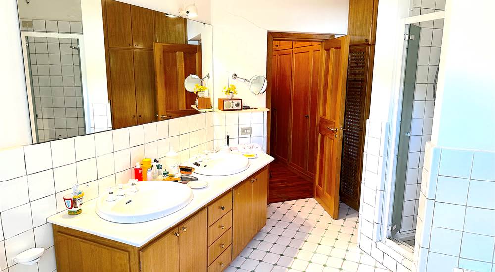 MAIN BATHROOM