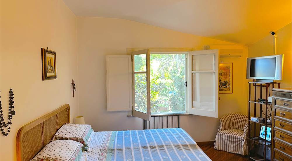 MAIN BEDROOM FIRST FLOOR
