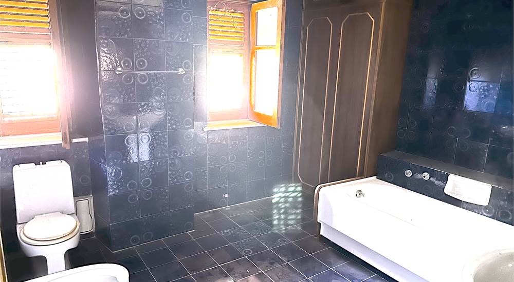 MAIN BATHROOM